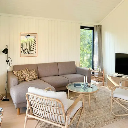 Feriehus Charming Summer House Close To The Water