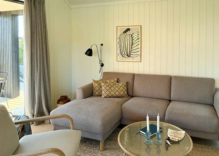 Feriehus Charming Summer House Close To The Water